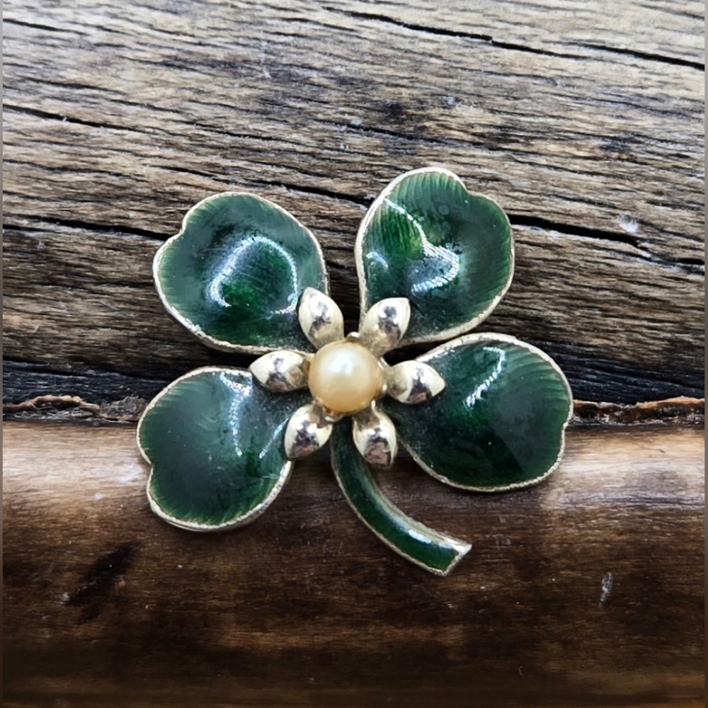 🍀 4 Leaf Clover Brooch Gold Tone w/ Guilloche Enamel Leaves & Faux Pearl